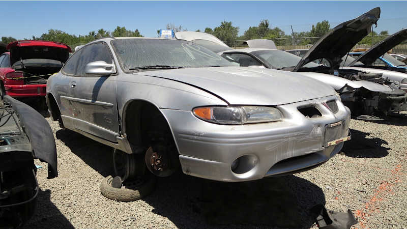 00+-+2000+Pontiac+Grand+Am+Daytona+500+Edition+in+California+wrecking+yard+-+Photo+by+Murilee+Martin.jpg